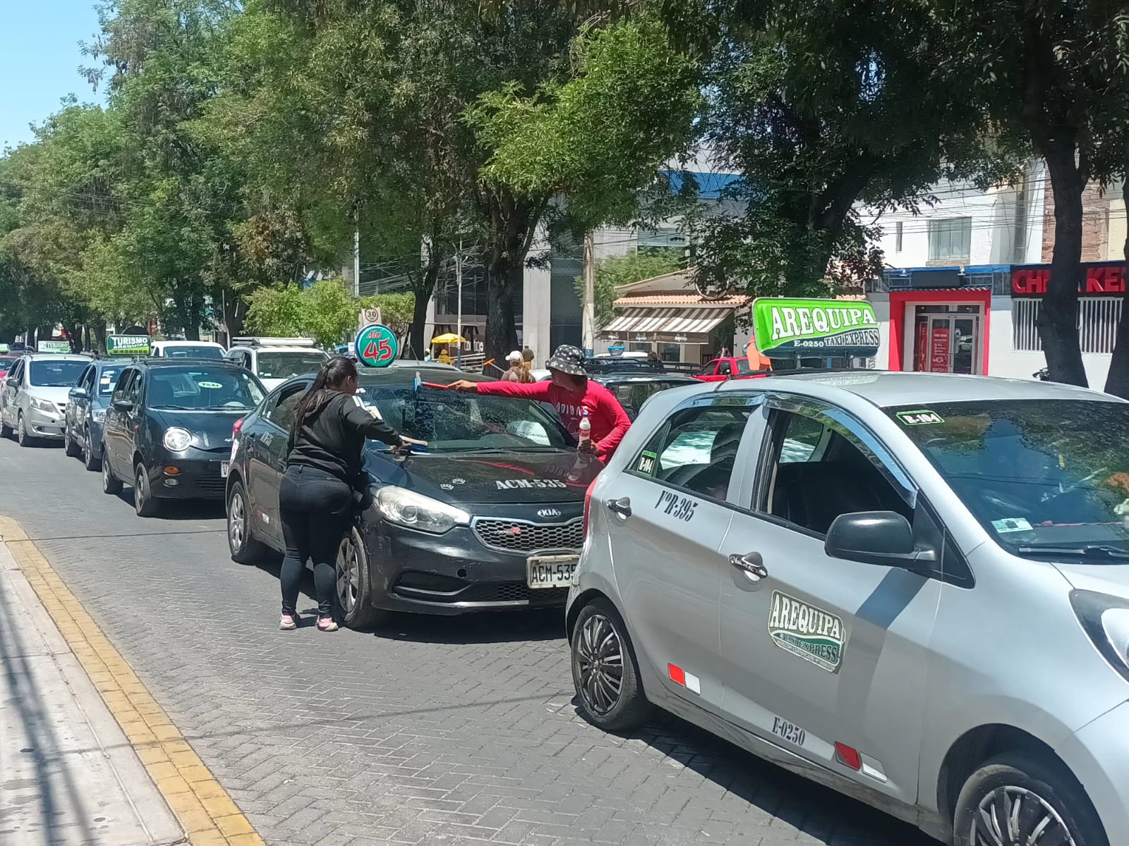 Familias extranjeras se dedican a limpiar parabrisas en las calles de Yanahuara