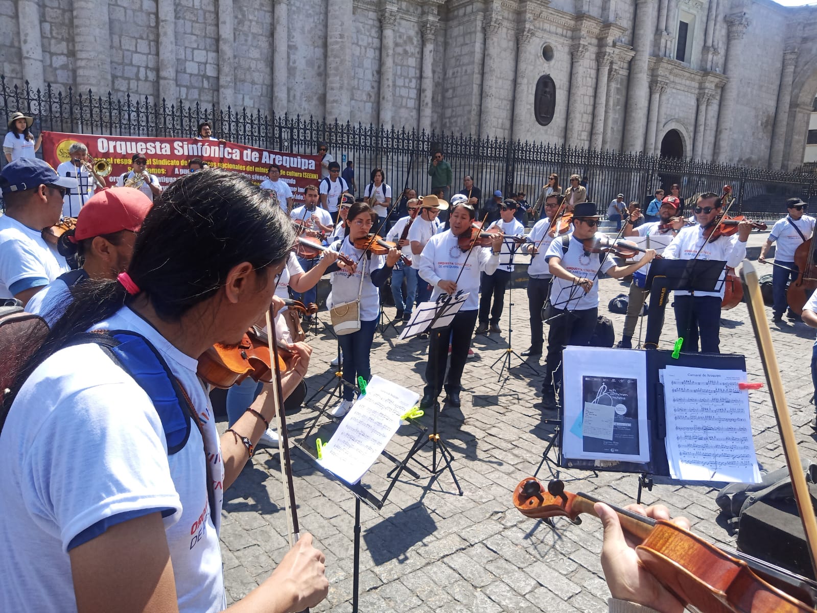 Orquesta Sinfónica realiza protesta musical exigiendo local propio y más presupuesto