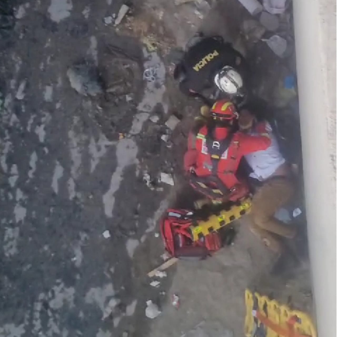 Motociclista cae a torrentera Los Incas