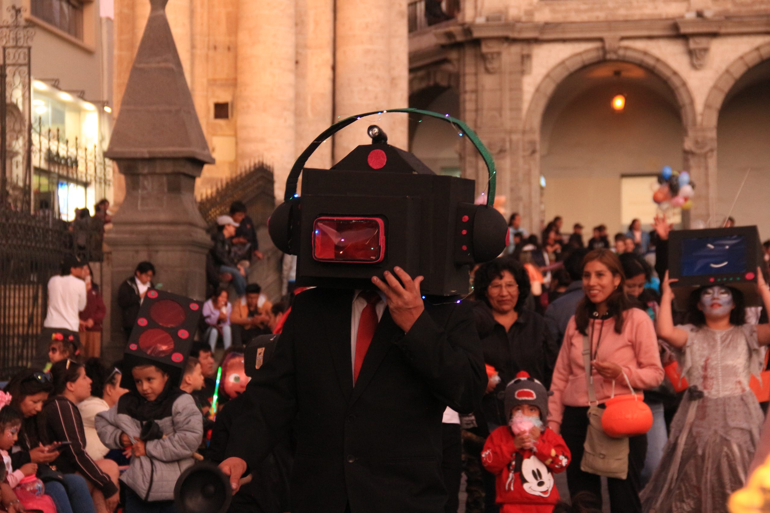 Jóvenes y niños se volcaron a las calles para celebrar Halloween