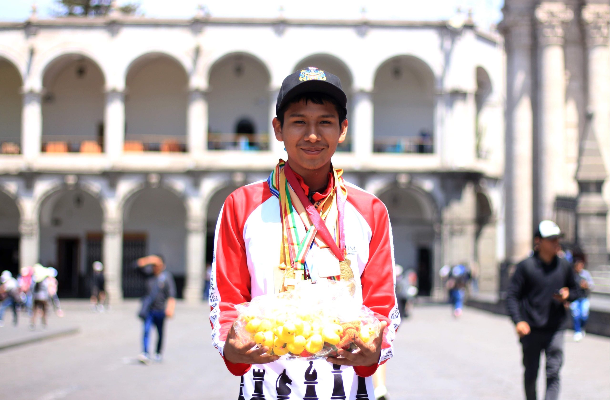 Campeón arequipeño de ajedrez vende patitos de hule para su viaje