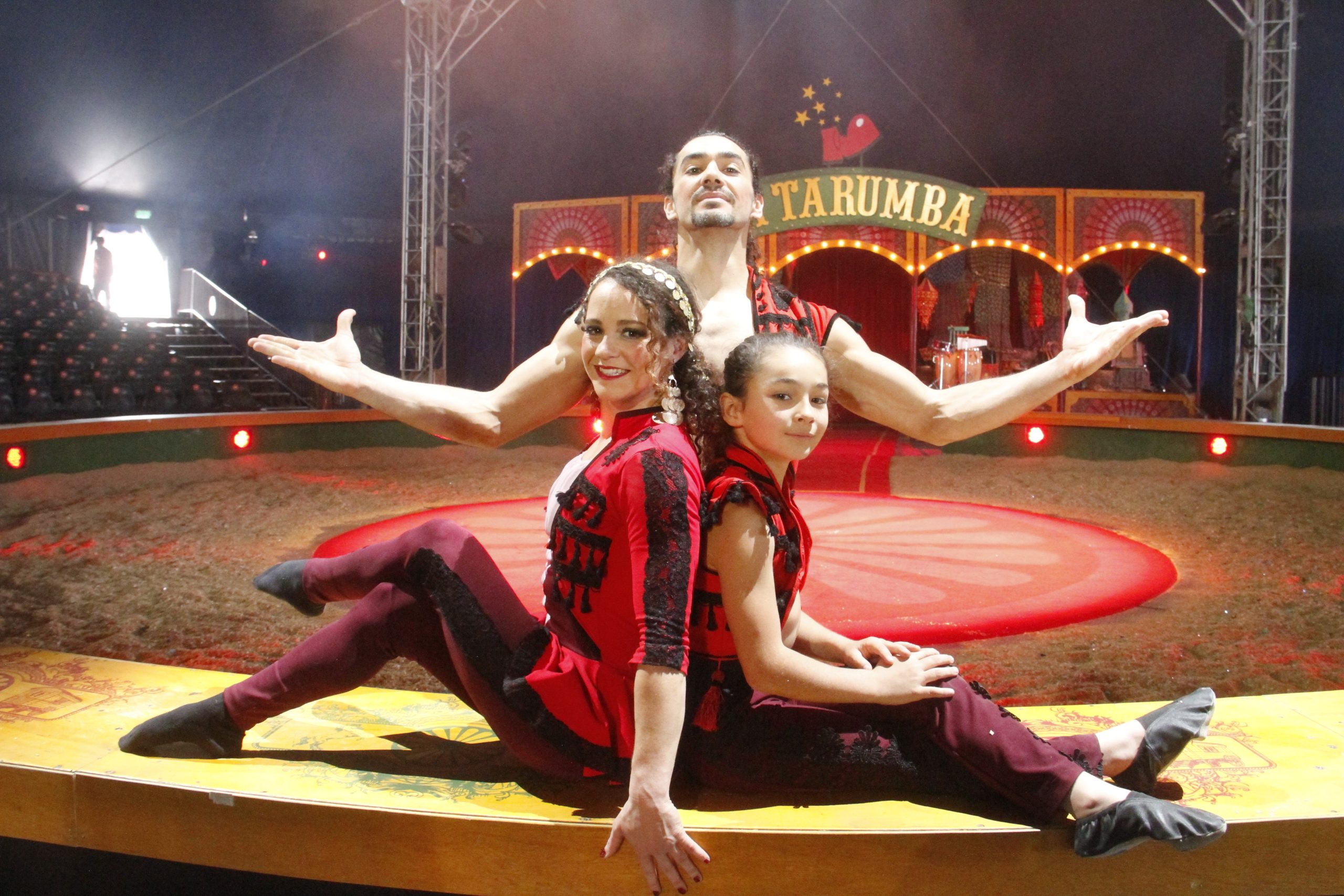 Una familia de talentosos gimnastas brilla en el espectáculo de La Tarumba