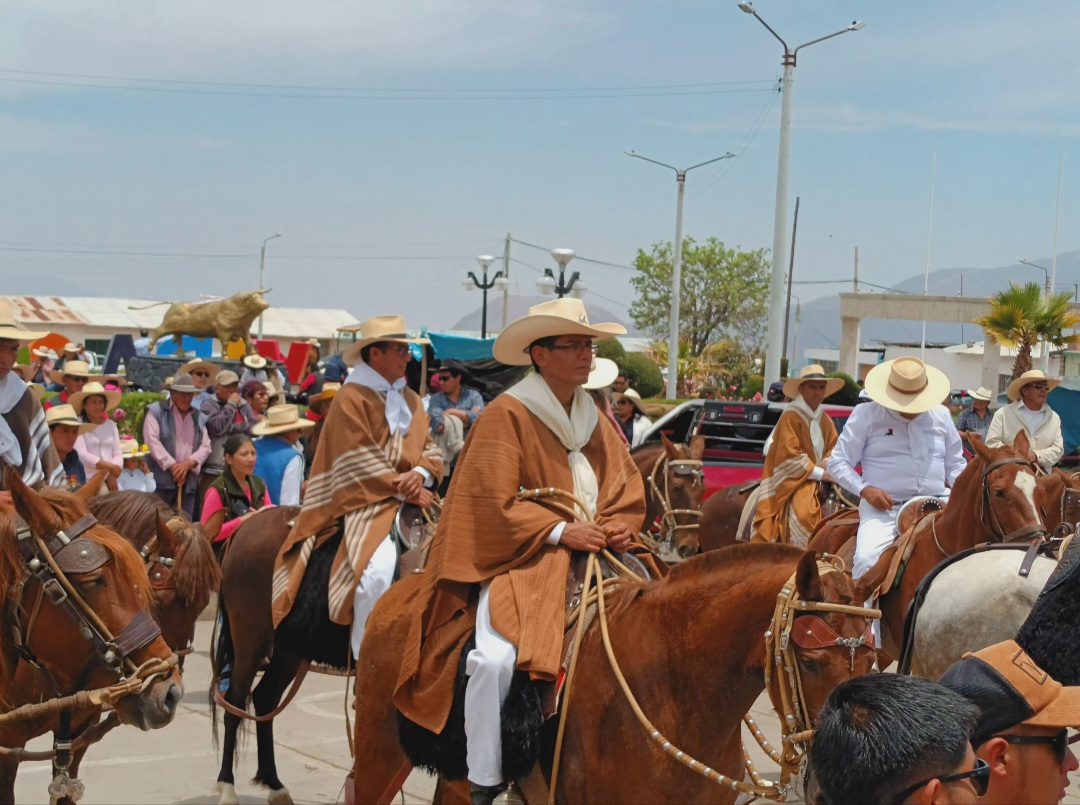 Realizan pasacalle de amazonas y jinetes en la Plaza de Viraco