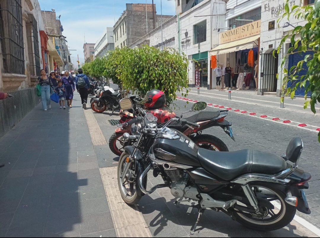 Continúan estacionando motocicletas en las veredas de la calle San Juan de Dios