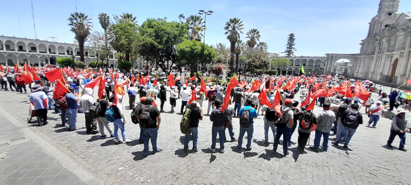 Gremios realizan manifestaciones en calles céntricas contra el gobierno