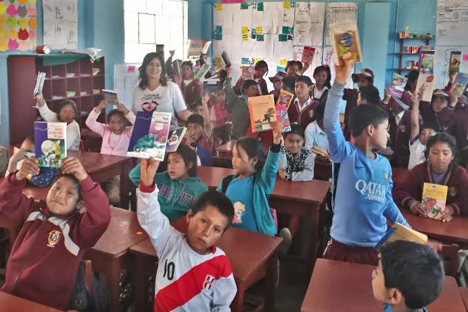 Alrededor de 300 estudiantes de albergues beneficiados con donación de libros