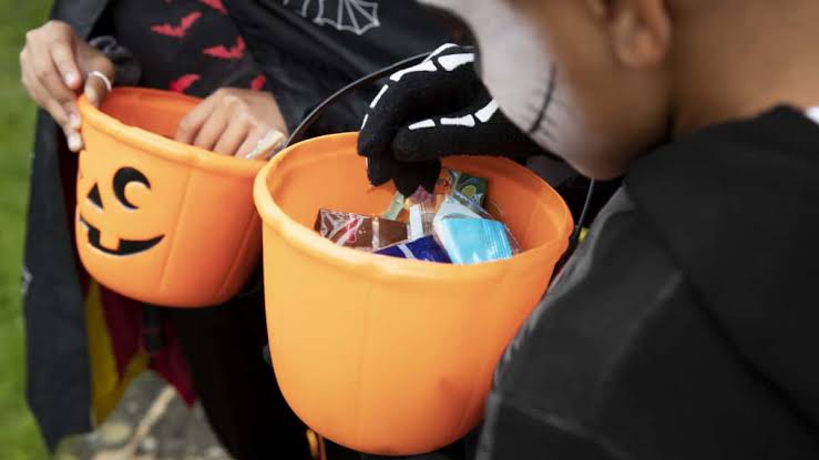 Odontólogos aconsejan evitar consumir trufas y melcochas en Halloween