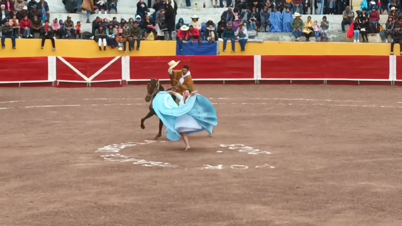 Marinera a caballo en la Plaza de Toros de Viraco.