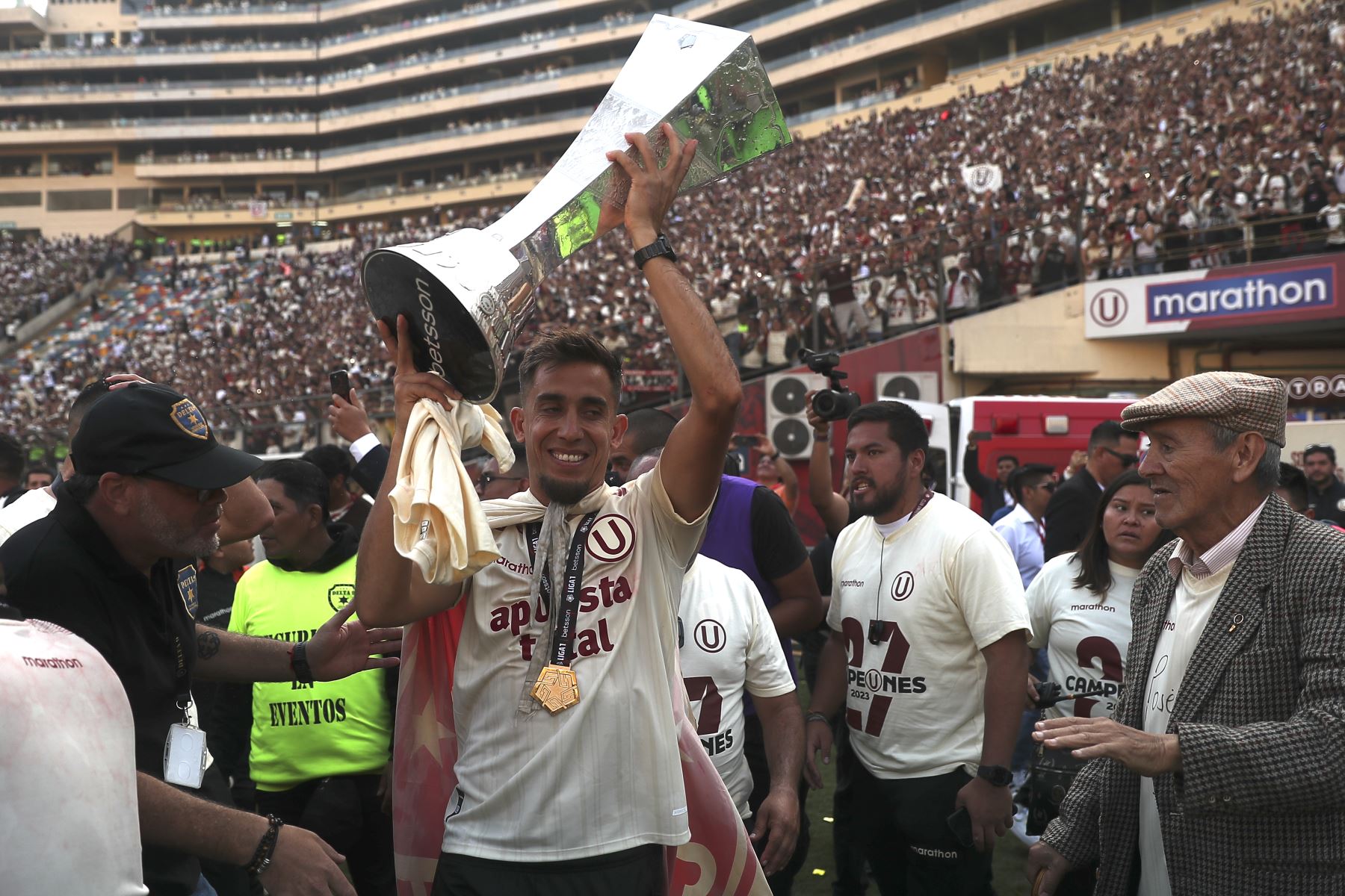 Universitario recibe trofeo con presencia de más de 60 mil hinchas en su casa