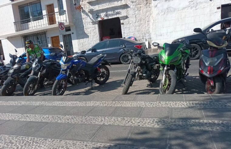 Efectivos policiales utilizan la Plaza de Cayma como playa de estacionamiento