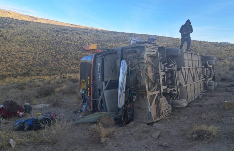 Un fallecido por despiste de bus en carretera Arequipa-Puno