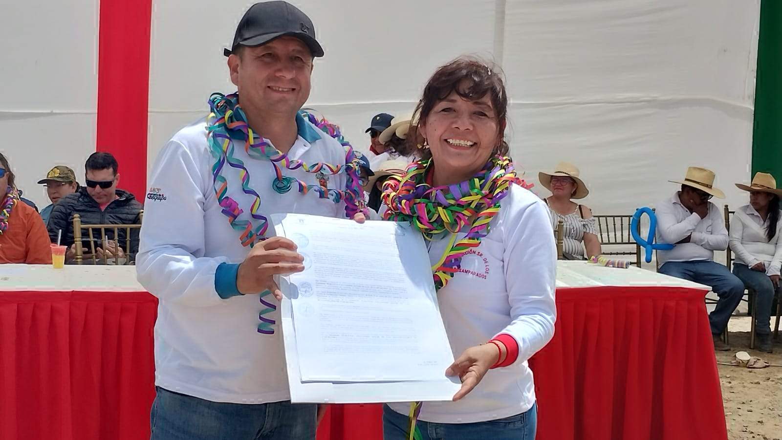 Comuna provincial entrega resoluciones a 300 familias