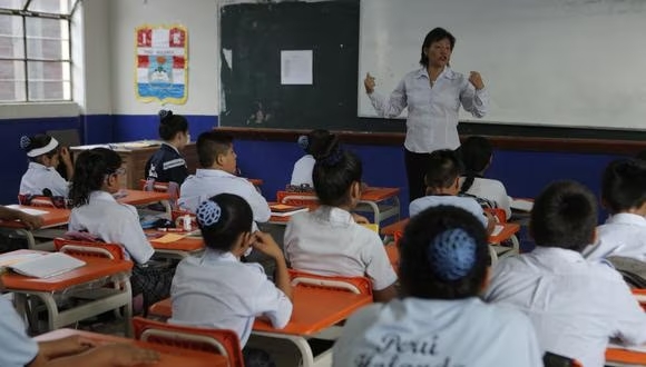 Maestros y auxiliaries percibirán bono de 220 soles y CTS este mes