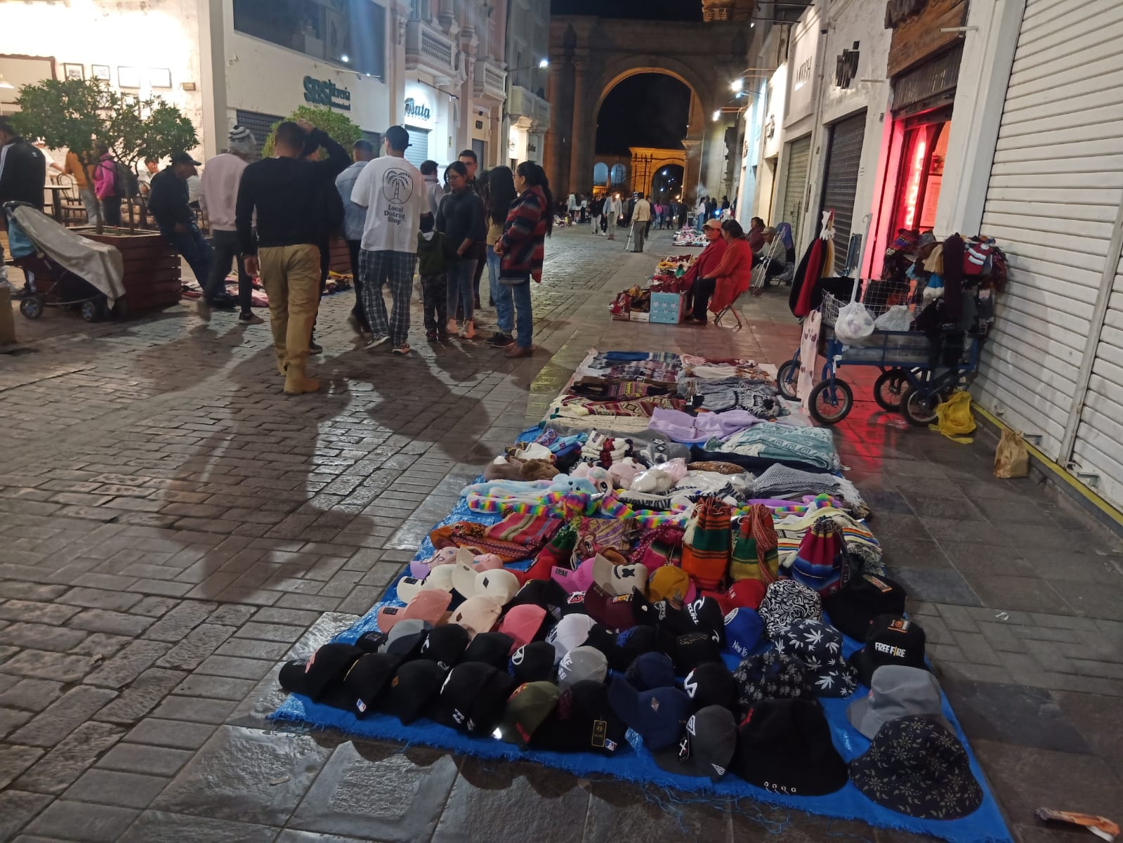 Hasta 2 mil 100 ambulantes al día ocupan las calles del Cercado