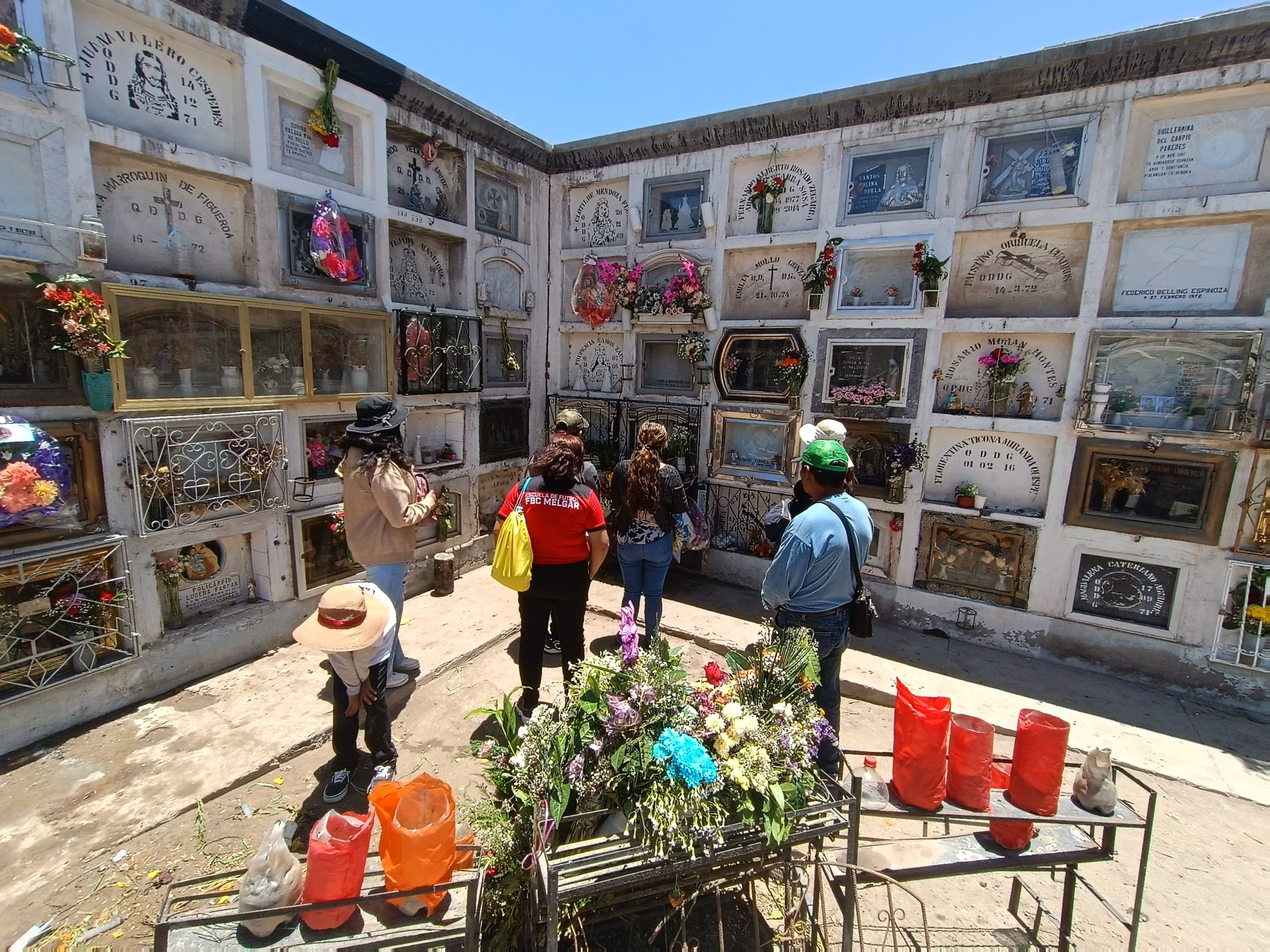 Cementerios arequipeños abarrotados de visitantes por Todos Santos