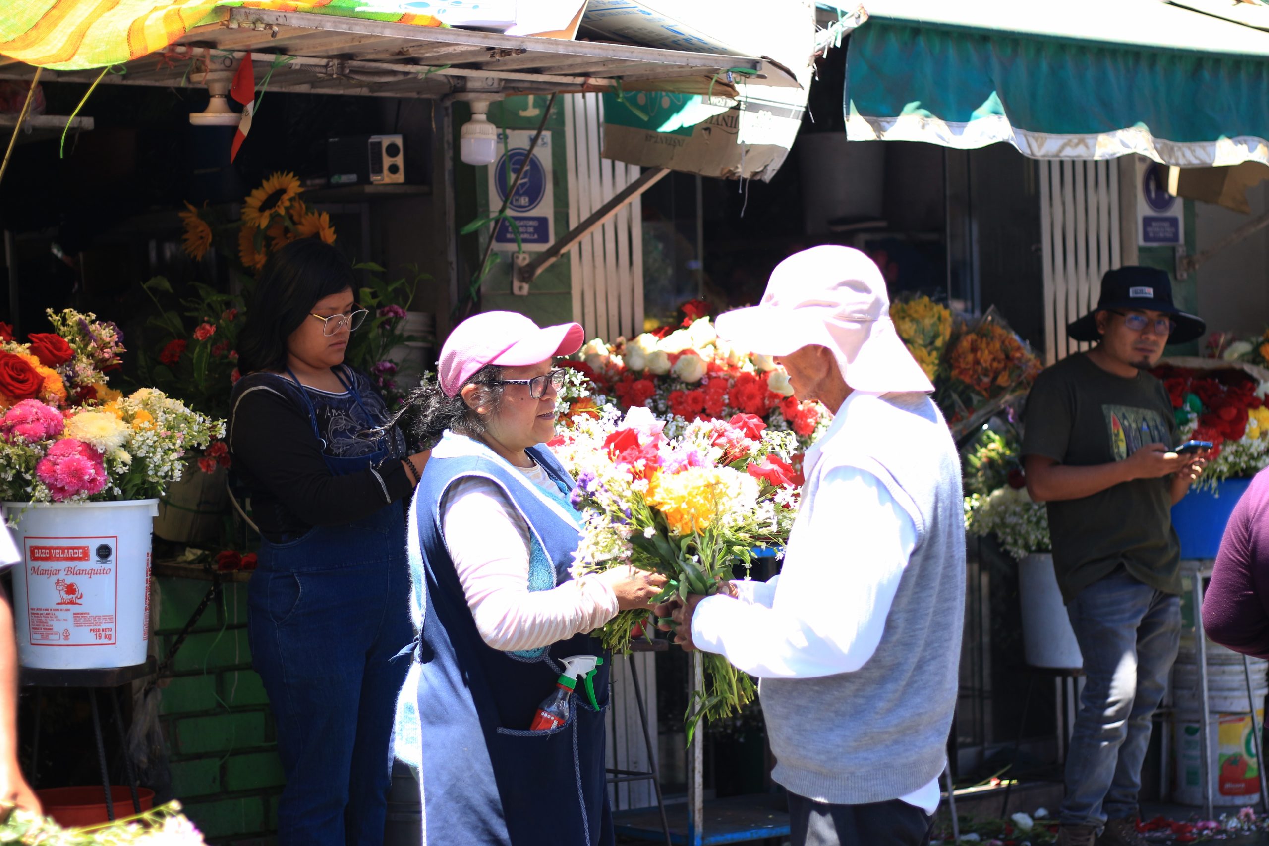 Feria de flores frente al cementerio La Apacheta permanecerá hasta hoy