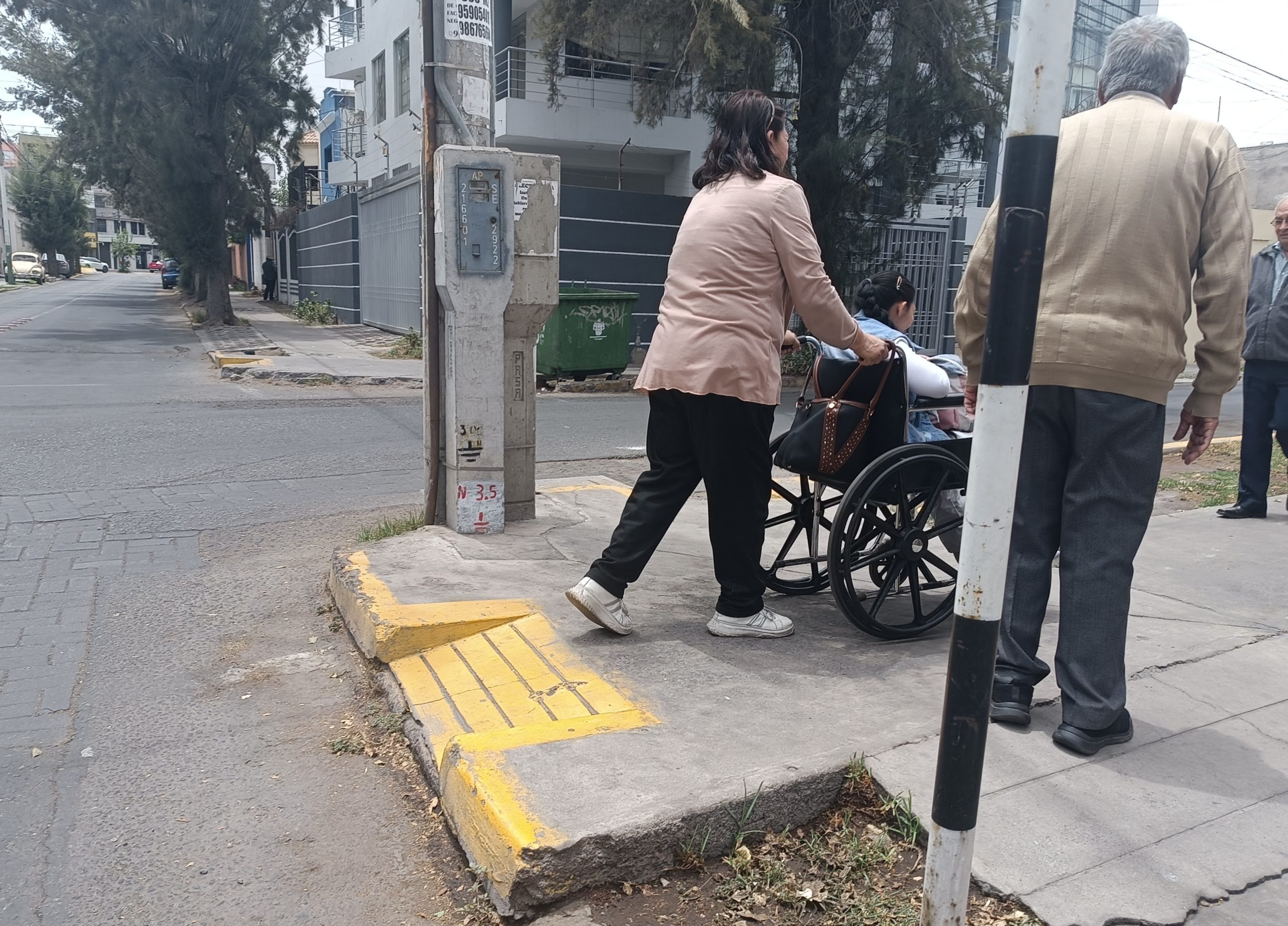 Recorrer las calles de la ciudad es un desafío para discapacitados