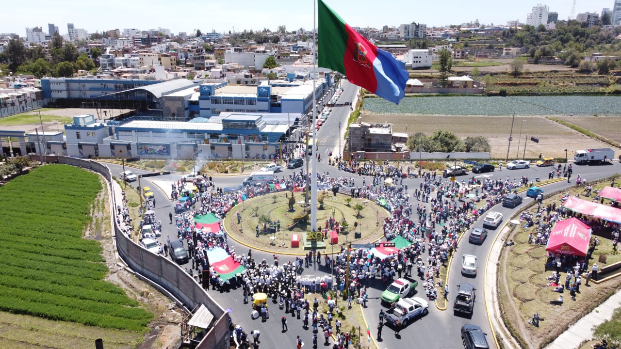 Izaron la bandera más grande en el distrito de Cayma