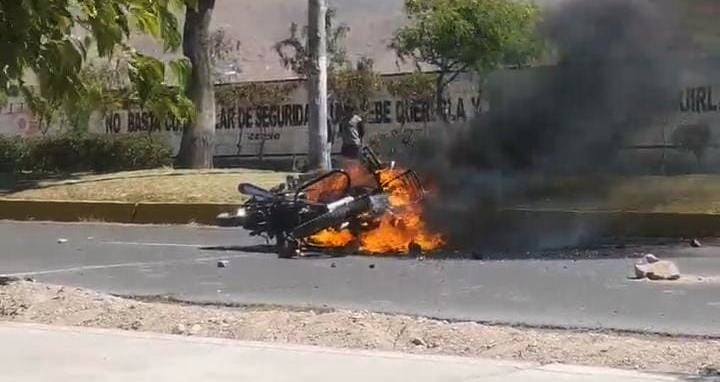 Vándalos quemaron motocicleta en operativo en Cerro Colorado