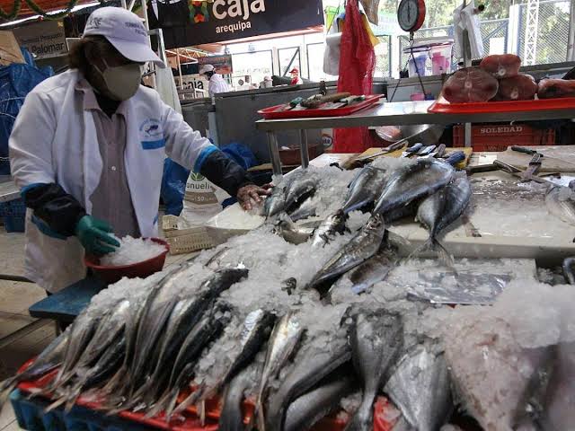 Venta de pescados y mariscos se recupera en un 60% en El Palomar