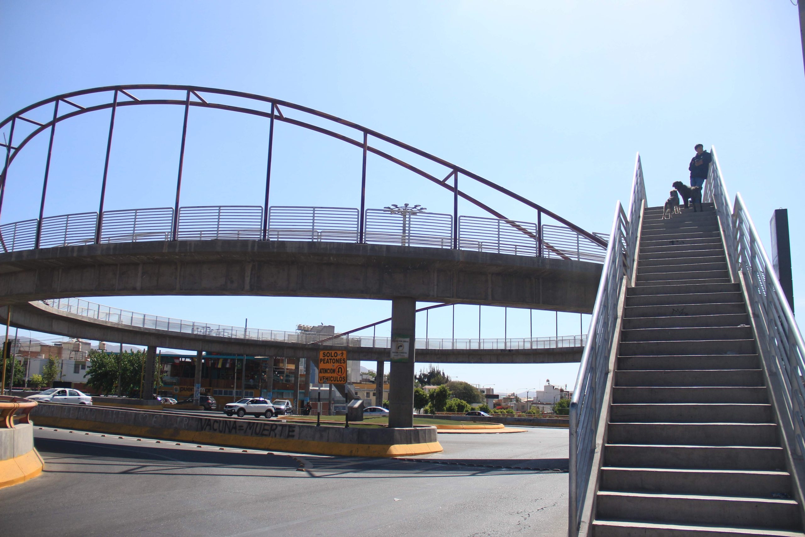 Puente inconcluso y puente peatonal son monumentos al despilfarro en Arequipa