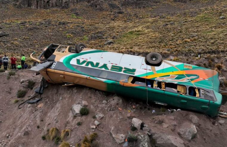 Volcadura de bus interprovincial dejó al menos 5 fallecidos y más de 30 personas heridas