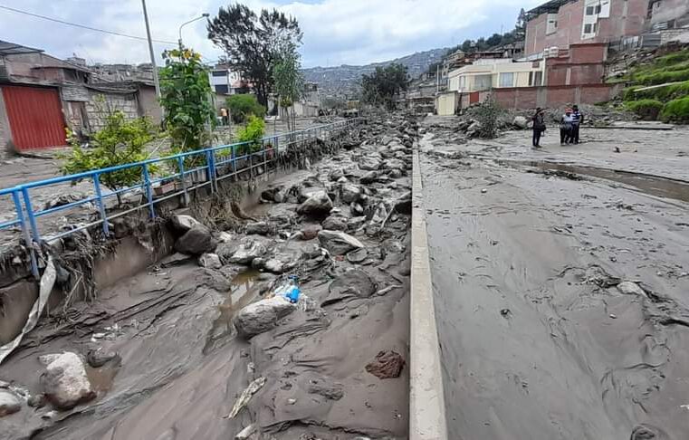 Por burocracia demoran un año para reconstrucción en torrentera Los Incas