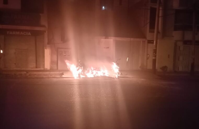 Extranjeros incendian motocicletas en Socabaya