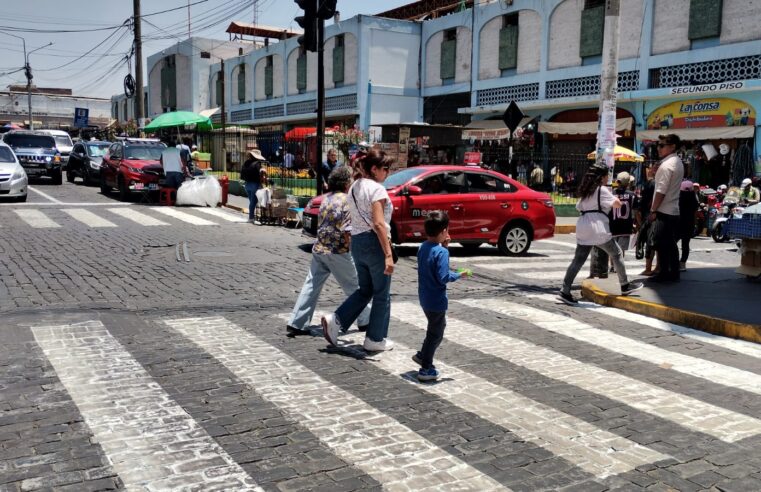 Señalizan calles céntricas para prevenir accidentes y respetar espacios públicos