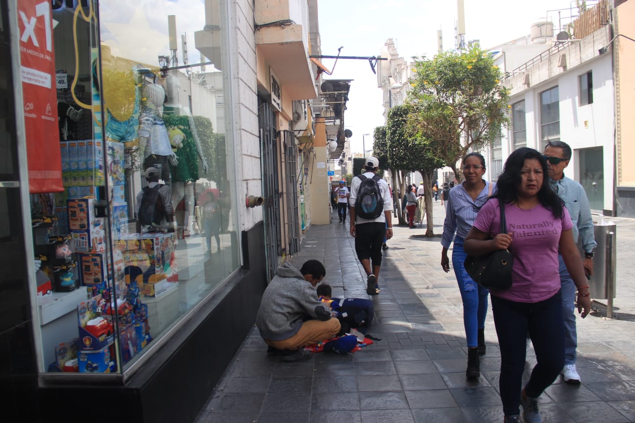 Aumentan personas que piden limosna e indigentes en el Centro Histórico