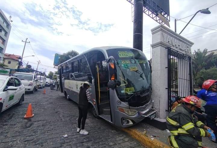 Cuatro heridos en choque de bus SIT en Yanahuara