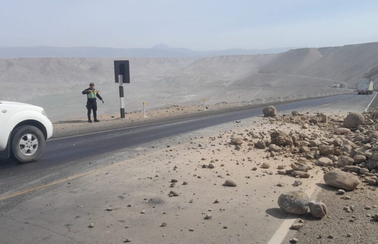 Carreteras obstruidas tras sismo de hoy