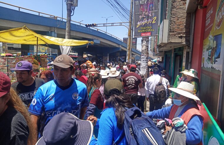 Calles y mercados abarrotados por Navidad