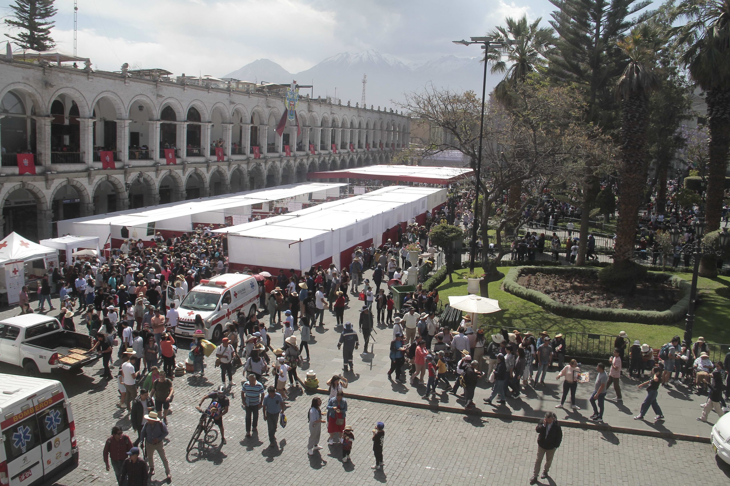 Por falta de control, Plaza de Armas convertida en un mercado persa