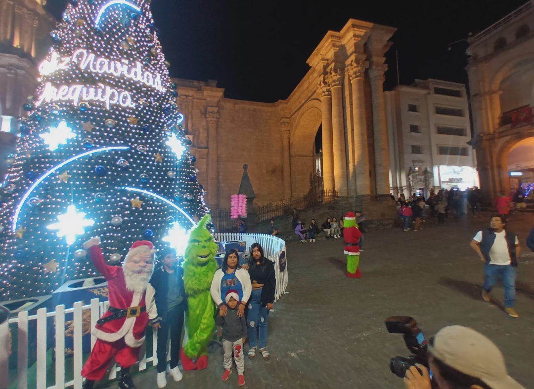 Arequipa: Comerciantes disfrazados arrasan con el negocio de fotos por Navidad