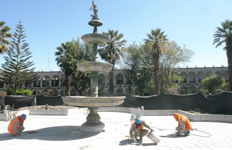 Inician limpieza de la pileta ornamental de la Plaza de Armas