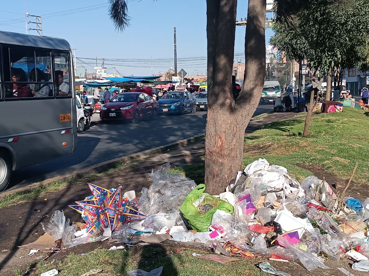 Informalidad, inseguridad y suciedad en los mercados de Río Seco