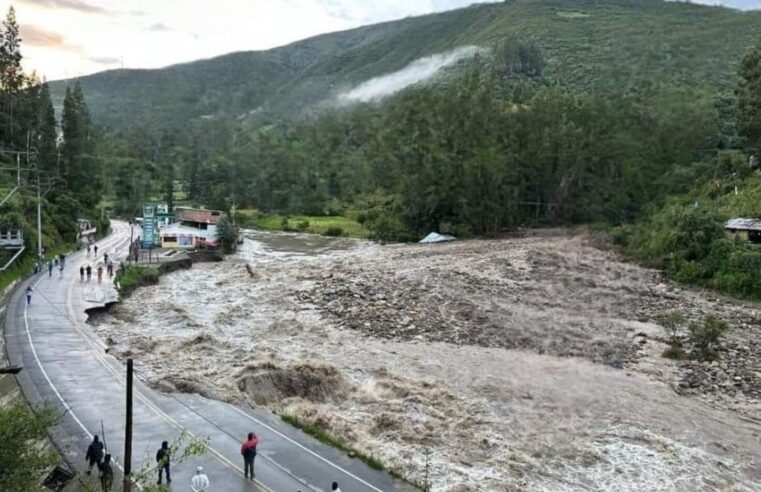 Evacúan a pobladores tras huaico y desborde de río en Chalhuanca