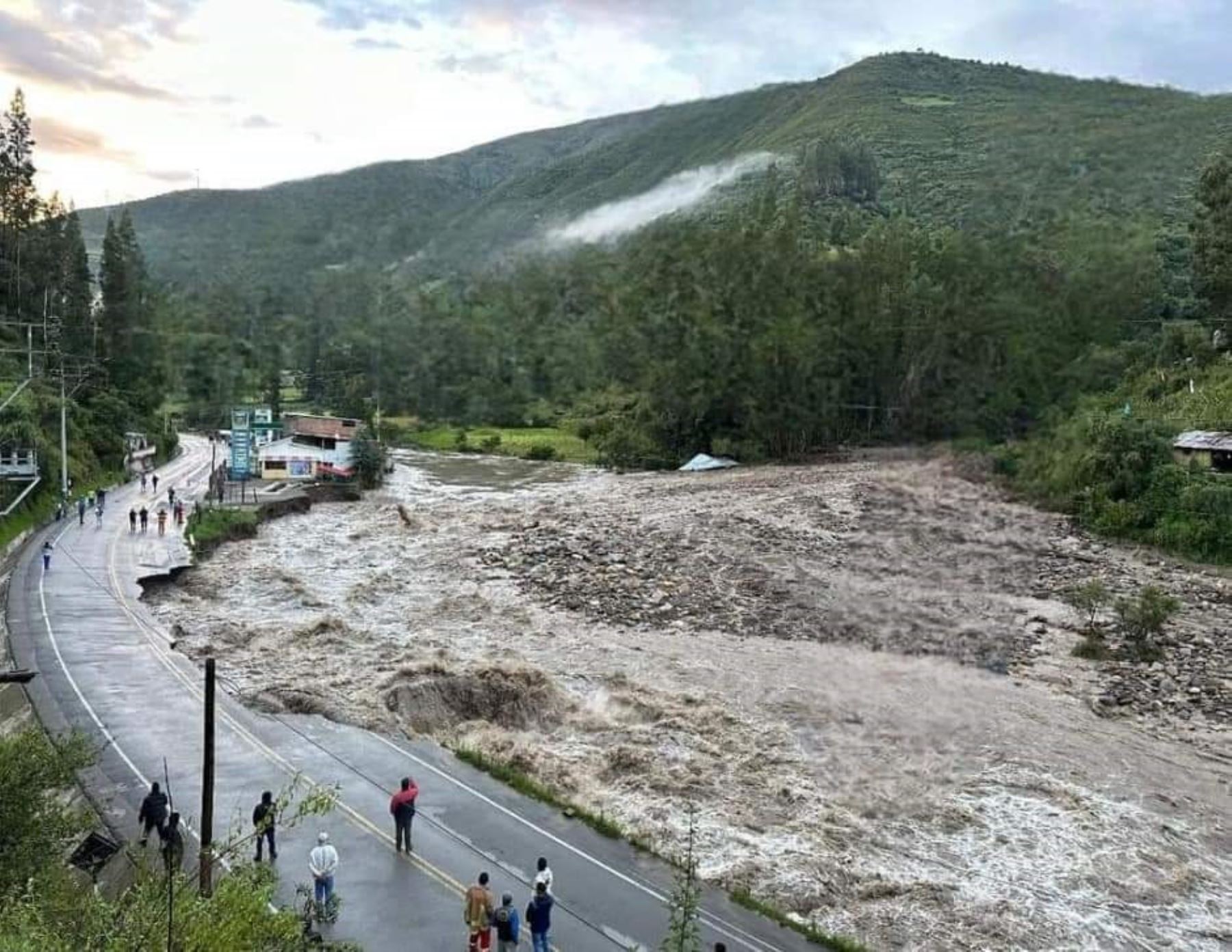 Evacúan a pobladores tras huaico y desborde de río en Chalhuanca