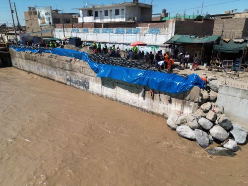 Lee más sobre el artículo Colocan sacos de arena por alerta de desborde del río