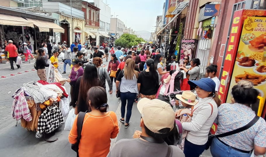 Comerciantes protestan por deficiente control de ambulantes