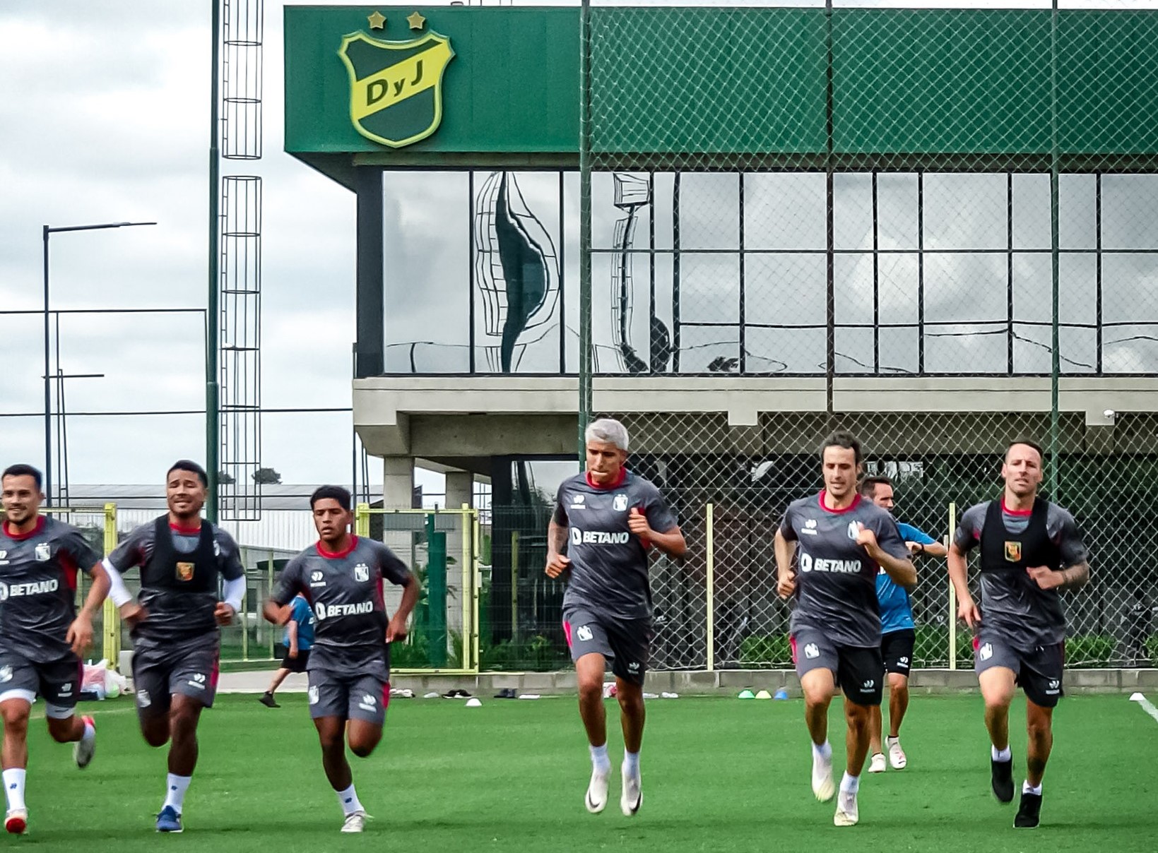 Melgar entrena en tierras argentinas y el sábado juega amistoso