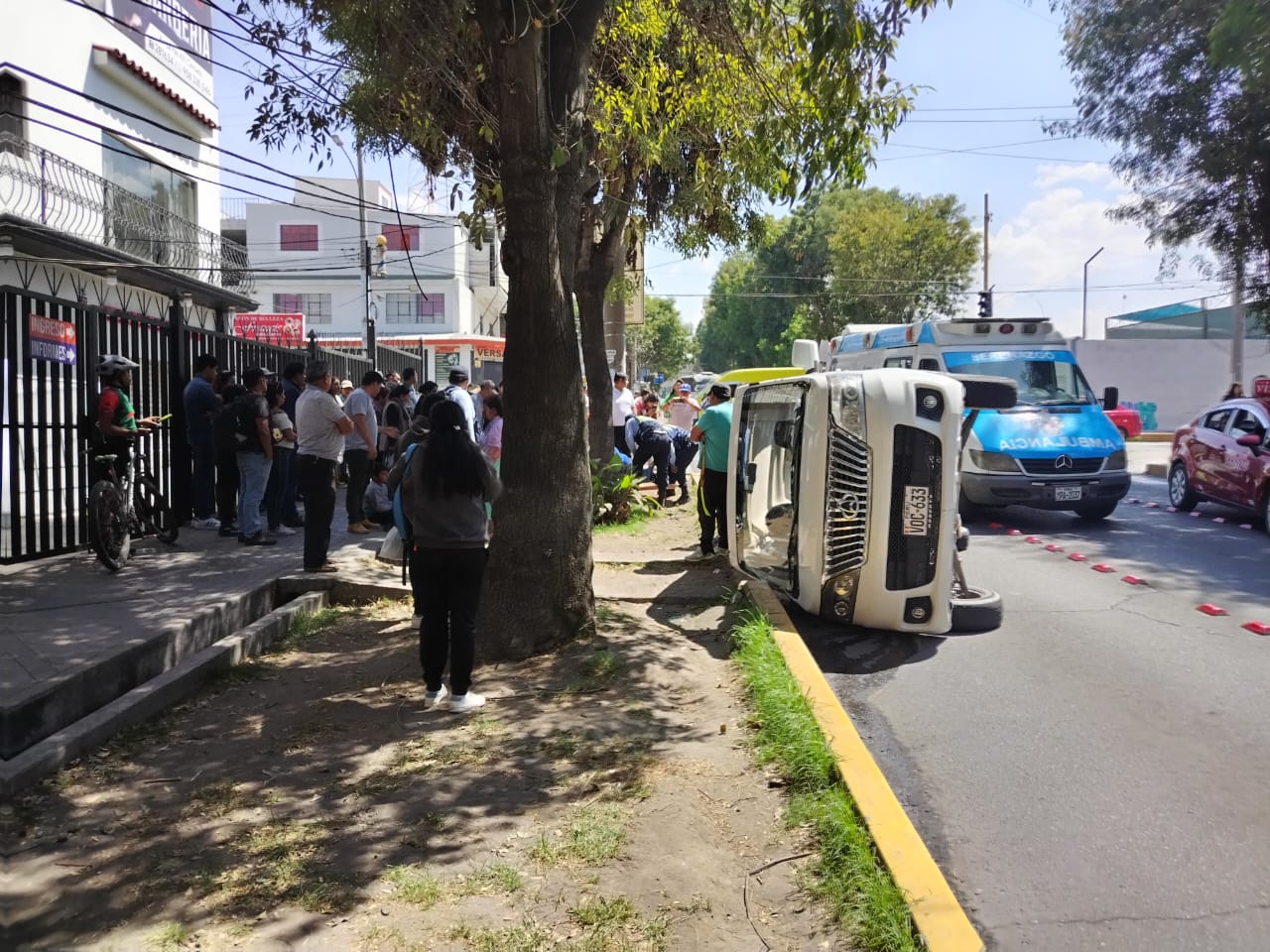 Bus del SIT choca contra minivan en el Cercado