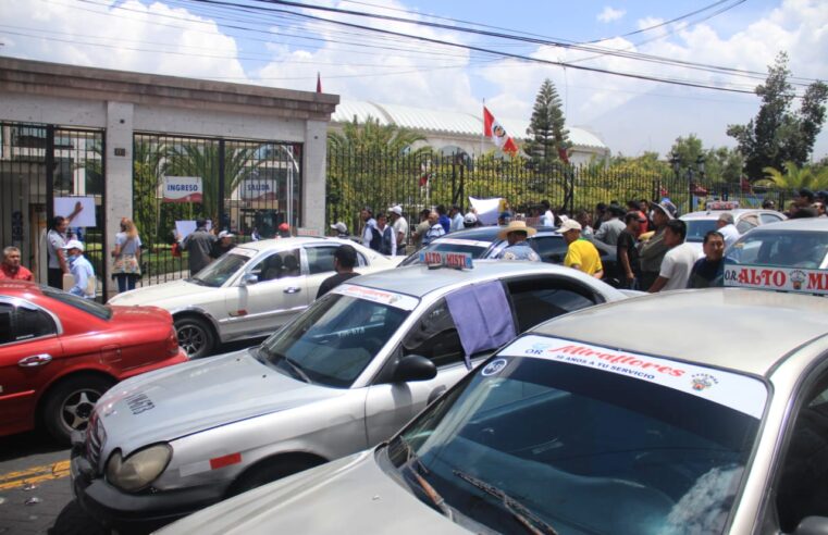 Colectiveros de Miraflores bloquean vía en protesta contra la MPA