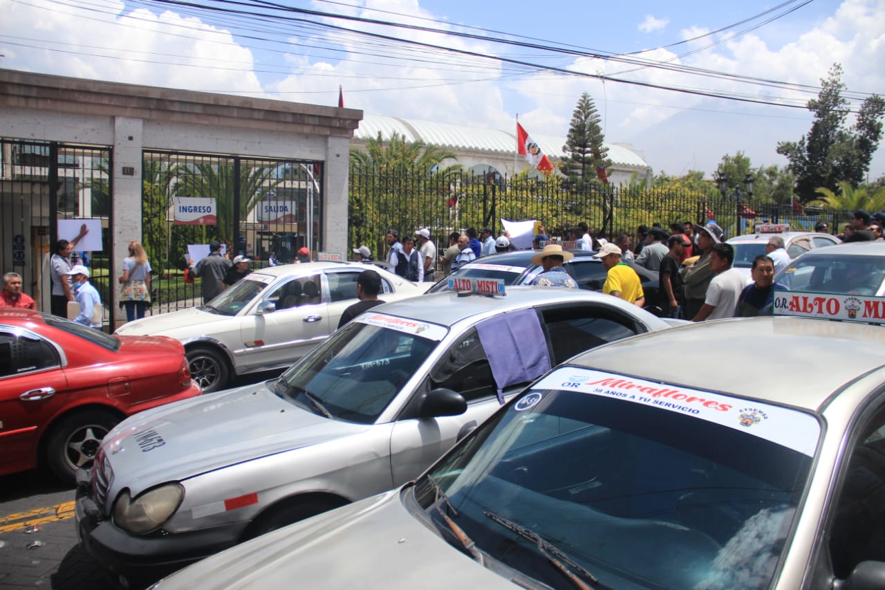 Colectiveros de Miraflores bloquean vía en protesta contra la MPA