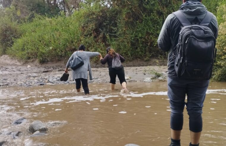 Arequipa: Niños y adultos arriesgan su vida cruzando río