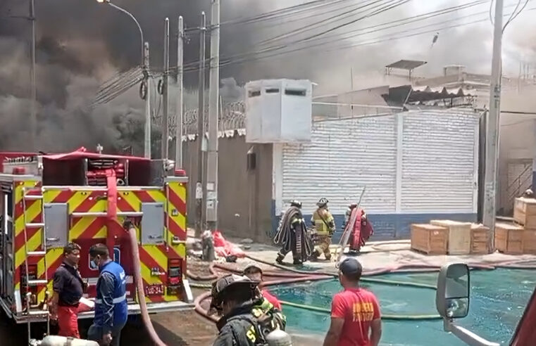 Incendio fuera de control consume cercado de Lima