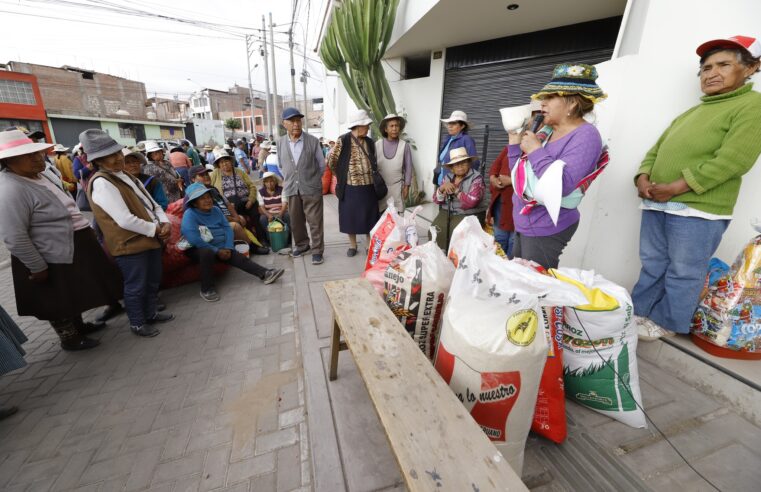 Pobladores de Paucarpata, Cerro Colorado, Socabaya y Tiabaya reciben alimentos