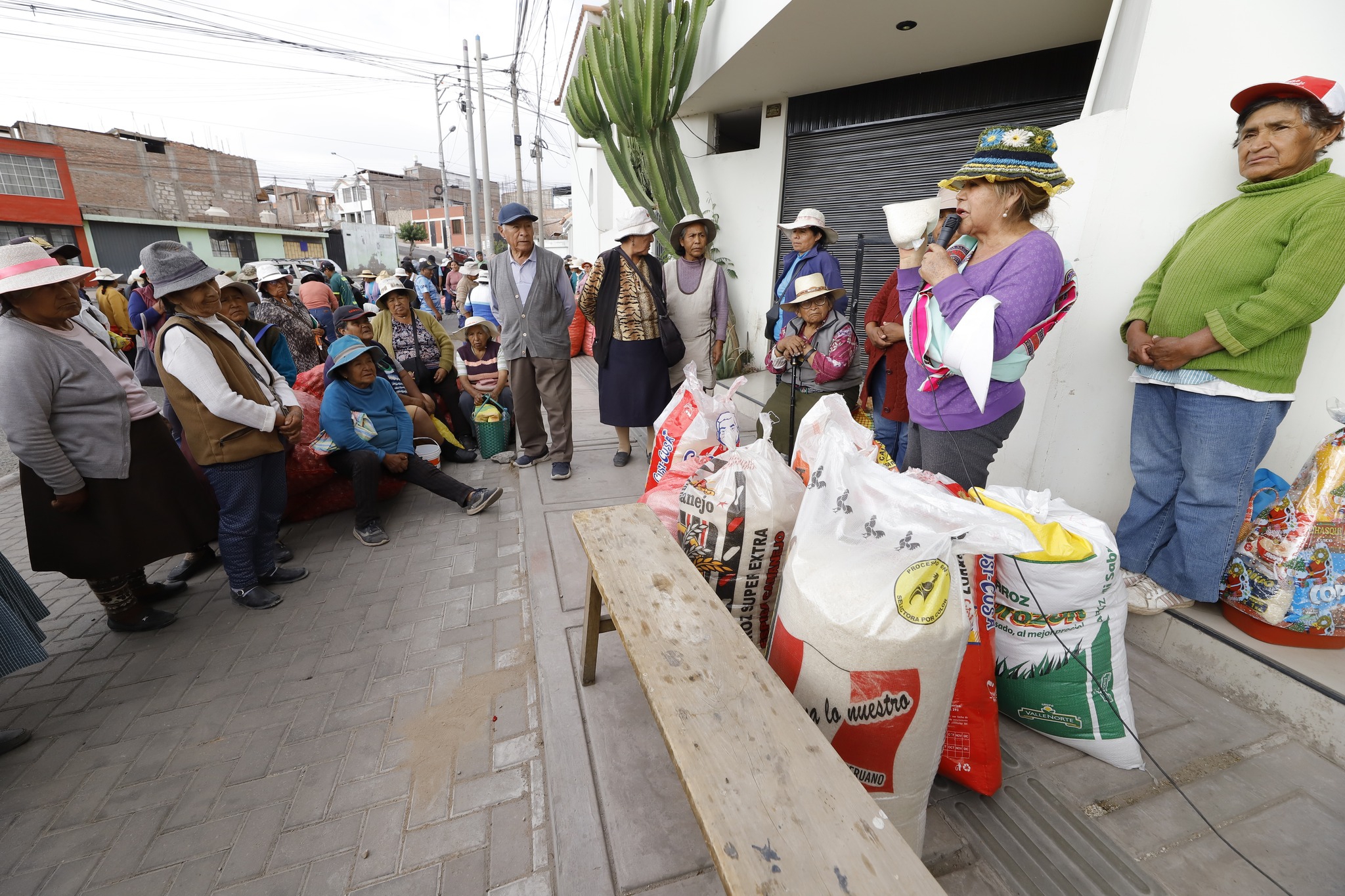 Pobladores de Paucarpata, Cerro Colorado, Socabaya y Tiabaya reciben alimentos