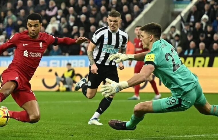 Liverpool en la cima tras ganar a Newcastle en emotivo partido